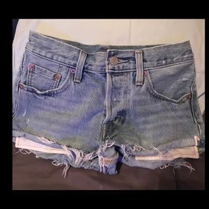 501 light wash distressed Levi’s denim shorts.